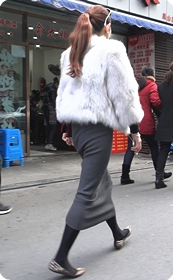 灰色长裙美女人靓身材也不错