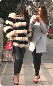 街拍紧身裤的姐妹花