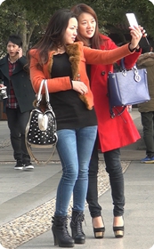 街拍两位靓丽的紧身牛仔少妇