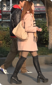 街拍十分性感的黑丝长筒靴美眉