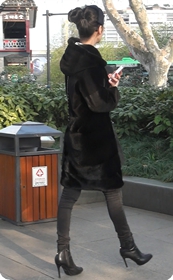 身材蛮赞的黑色紧身裤美女少妇