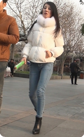 紧身牛仔裤美女少妇翘臀美腿十分诱人