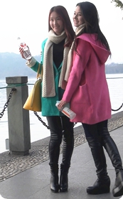 非常漂亮的紧身皮裤美眉