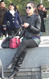 街拍皮裤美眉翘臀美腿十分诱惑