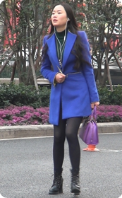 身着蓝色连衣裙黑丝高跟少妇