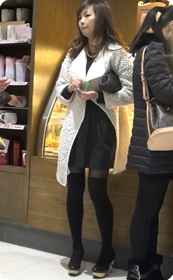 街拍腿部线条非常迷人的黑丝短裙少妇