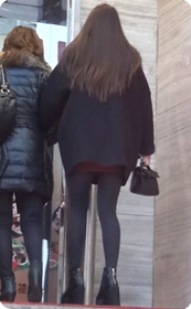 长发披肩短裙黑丝美女少妇