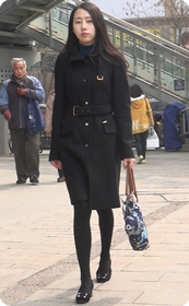 街拍黑丝连衣裙美女身材很赞