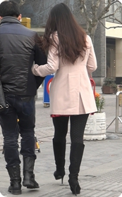 街拍十分诱惑的丰满身材少妇