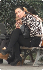 在长椅上展示自己美腿的少妇