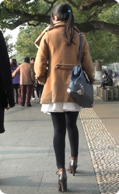 眼睛大大的黑色紧身裤美眉