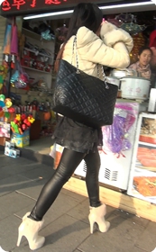 街拍非常迷人的紧身皮裤小短裙少妇