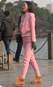 街拍一身粉红色装束的迷人少妇