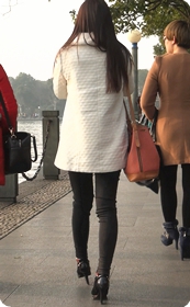 身材很迷人的紧身裤少妇