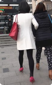 街拍在逛街的粉红高跟丝袜少妇