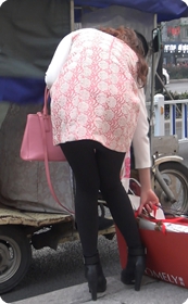 街拍非常惹人心动的身材高挑的美女