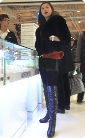 街拍身材非常赞的小热裤美女少妇