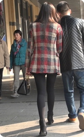 街拍性感尤物黑色紧身裤少妇