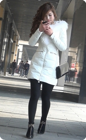 黑色紧身裤美女身材丰满性感