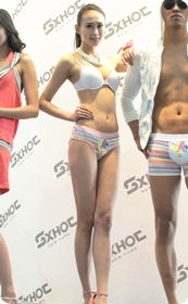 街拍非常诱人的性感紧身裤美女