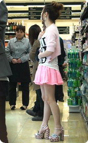 街拍性感短裙蓬蓬裙少妇