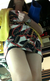 街拍性感花色短裙少妇