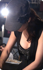 大胸部美女裙子还特别短