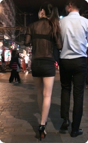 街拍超性感的透视衣美女少妇