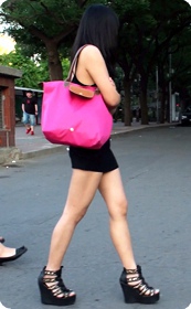 街拍身材很不错的连衣裙翘臀美女