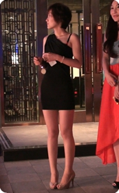 街拍非常性感的黑色连衣裙美女