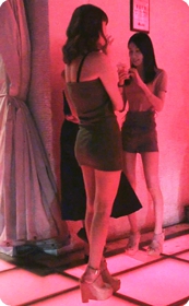 身材很苗条的绿色连衣裙美女