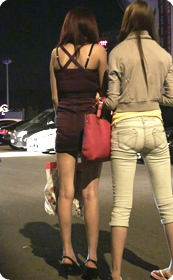 美女短裙太短底裤外露