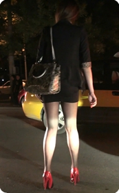 街拍特别性感的黑丝短裙美女
