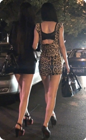 街拍两个穿着特性感的美女