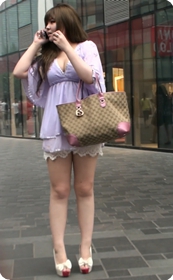 街拍大胸美眉类似短裙特别性感