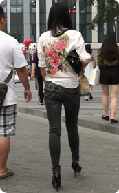 身材特别赞的紧身牛仔裤美女