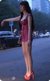 屁股翘翘的裹胸连衣裙美女