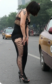 美女这裤子开叉都开到屁股边了