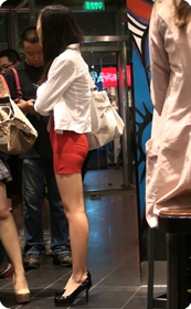 街拍在等着看电影的性感翘臀美女