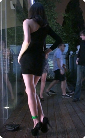 街拍性感黑色短裙长腿美女