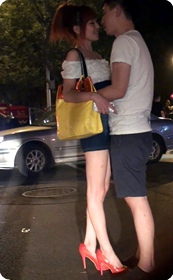 蛮漂亮的纤细美腿短裙美女