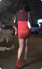街拍丰满翘臀超短连衣裙美女