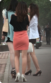 街拍好性感的三个超短裙美女