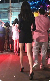 街拍性感修长白泽美腿美女少妇