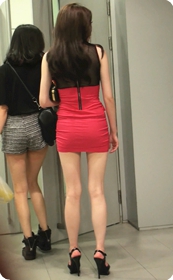 两个十分性感的短裙少妇