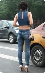 美女直接穿个胸罩就走出来了