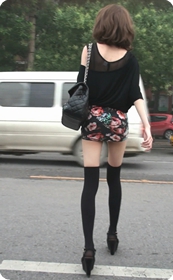 花色超短裙美女笑起来很勾人