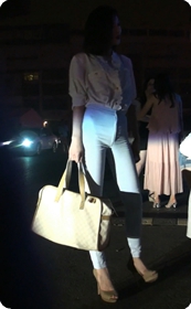 美女牛仔裤紧绷绷的身材轮廓线条真好