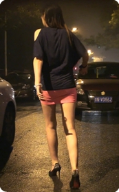 街拍粉红色超短裙美眉性感尤物