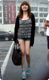 很可爱的娃娃脸性感小热裤美眉